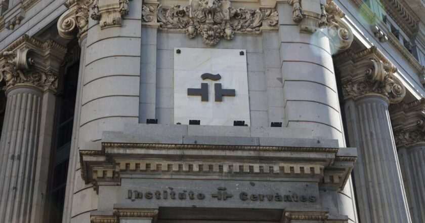 Celebración de la poesía: Homenaje a Ángel González en el Instituto Cervantes por el Día Mundial de la Poesía