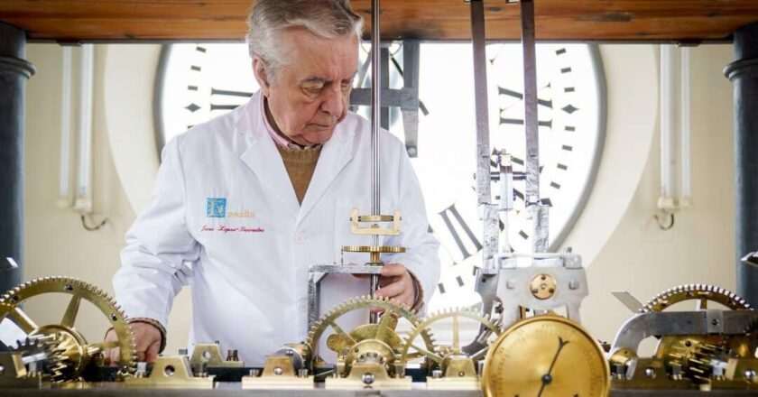 El emblemático reloj de la Puerta del Sol se somete a su primera limpieza en 30 años, pieza por pieza