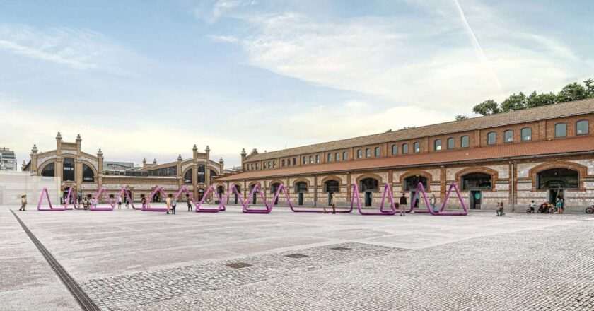 Impactante instalación de tuberías de PVC de Lara Ruiz sorprende en la Semana del Arte en Matadero