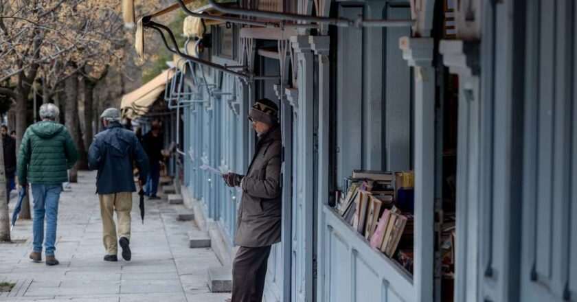 Madrid se compromete a impulsar la creación del café literario en la Cuesta de Moyano
