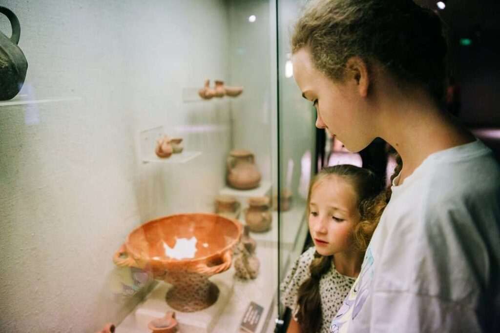 Restauración de valiosos tejidos medievales en el Museo Arqueológico Nacional: un tesoro patrimonial renace