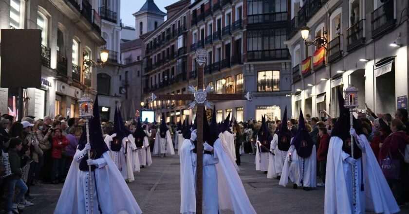 Descubre la Magia de las Procesiones de Miércoles Santo: Gitanos y Tres Caídas en el Corazón de la Tradición