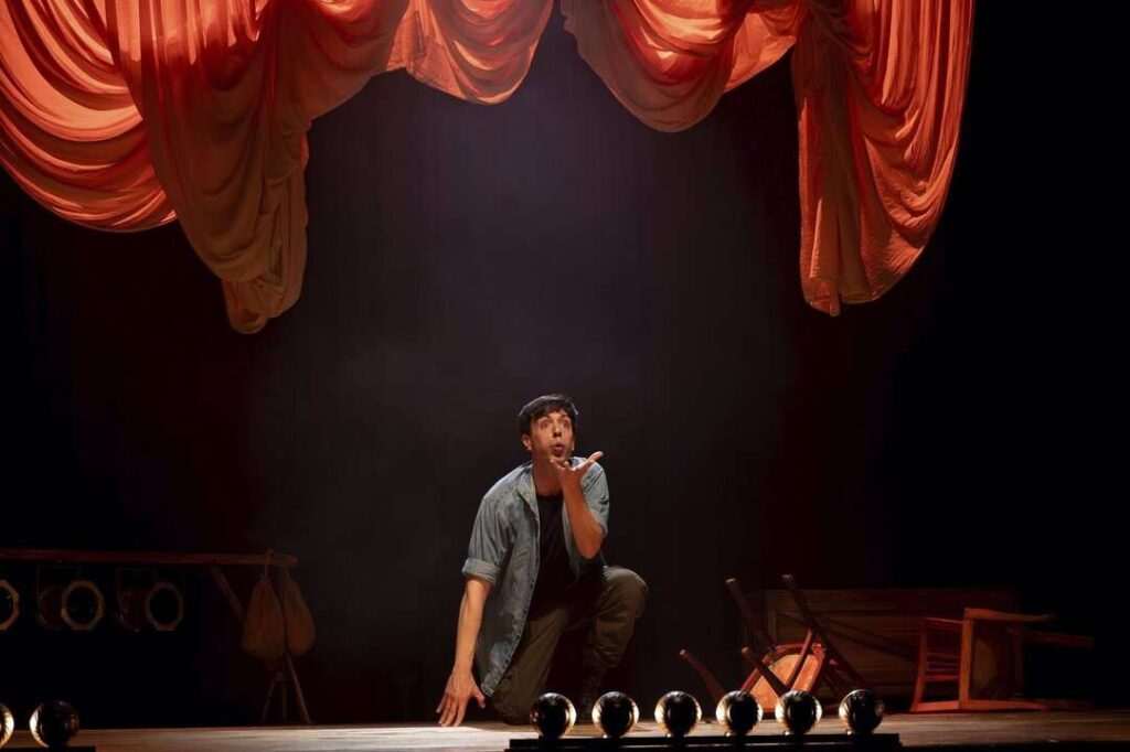 Descubre las emocionantes producciones de abril en Teatros del Canal, destacando 'House'