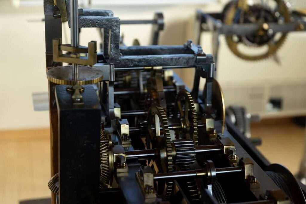 El emblemático reloj de la Real Casa de Correos reanuda su tic-tac este sábado al mediodía