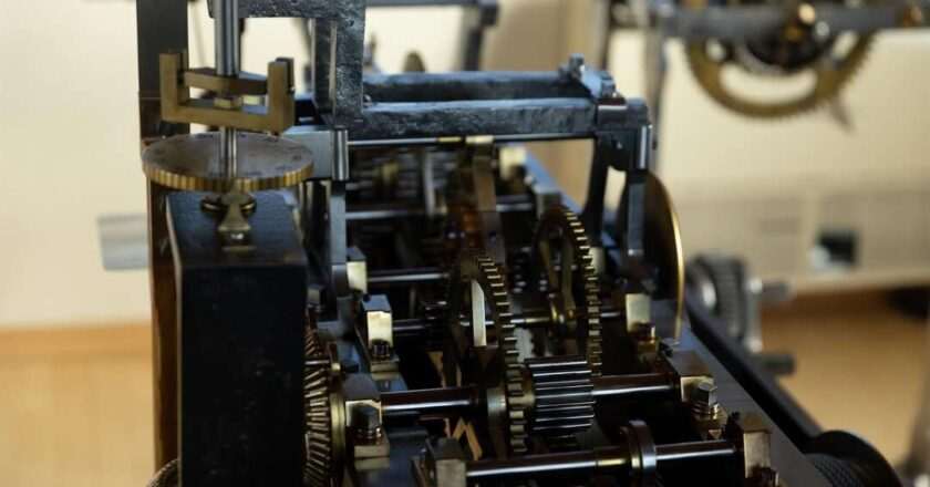 El emblemático reloj de la Real Casa de Correos reanuda su tic-tac este sábado al mediodía