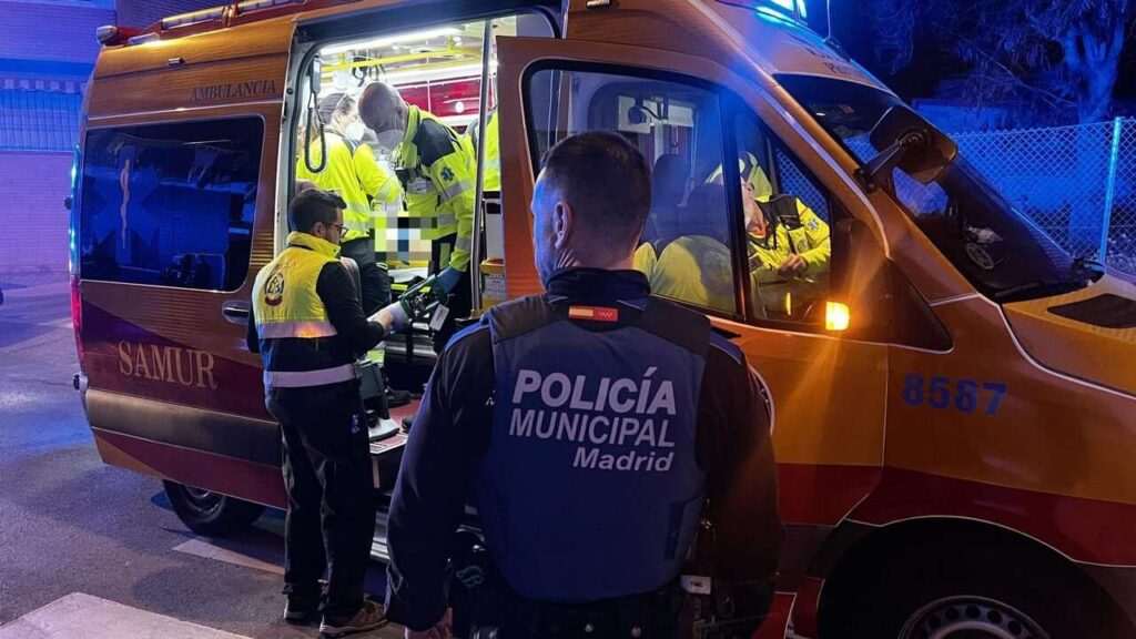 Hombre en estado crítico tras caer 4 metros mientras intentaba robar en Puente de Vallecas