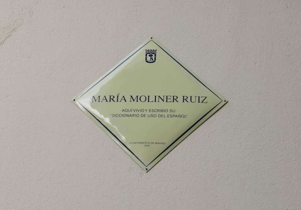 Homenaje a María Moliner: Placa Conmemorativa en Tetuán
