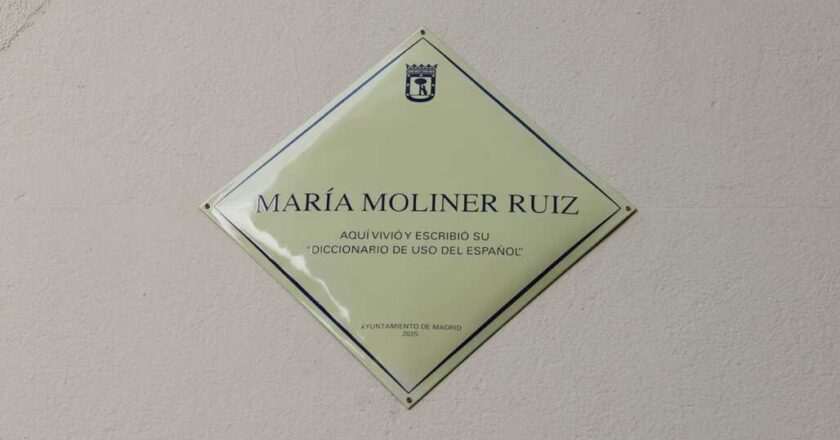 Homenaje a María Moliner: Placa Conmemorativa en Tetuán