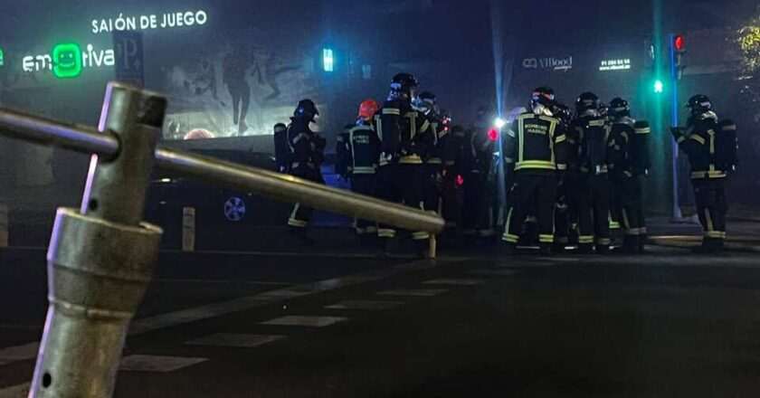 Impactante incendio consume aparcamiento en la avenida del Mediterráneo