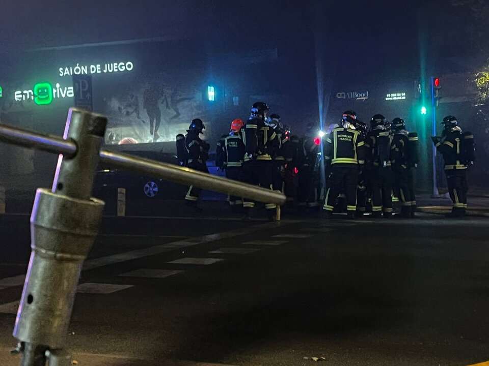 Impactante incendio consume aparcamiento en la avenida del Mediterráneo
