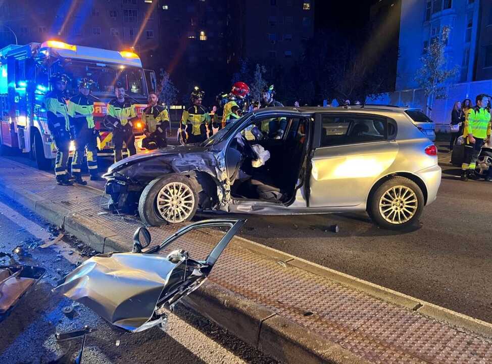 Joven en estado crítico tras colisión con vehículo de transporte en Carabanchel