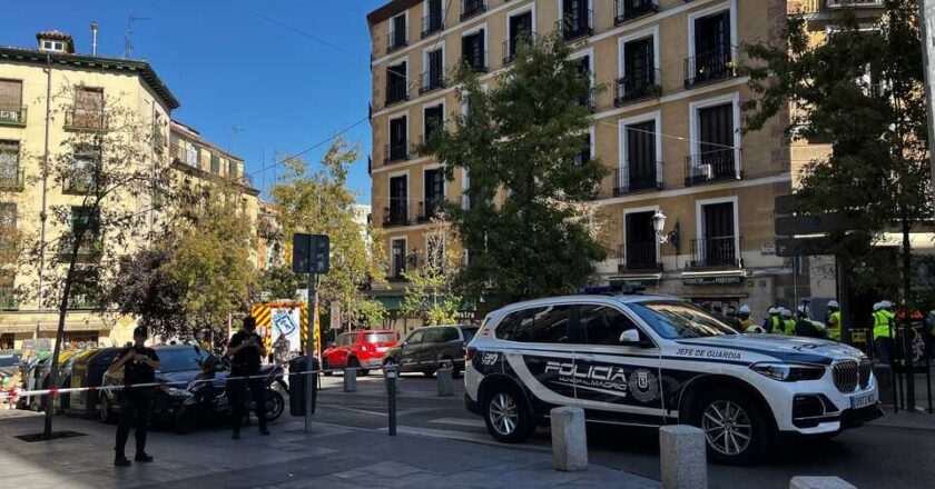 Ocho heridos tras un espectacular derrumbe en una calle de Madrid