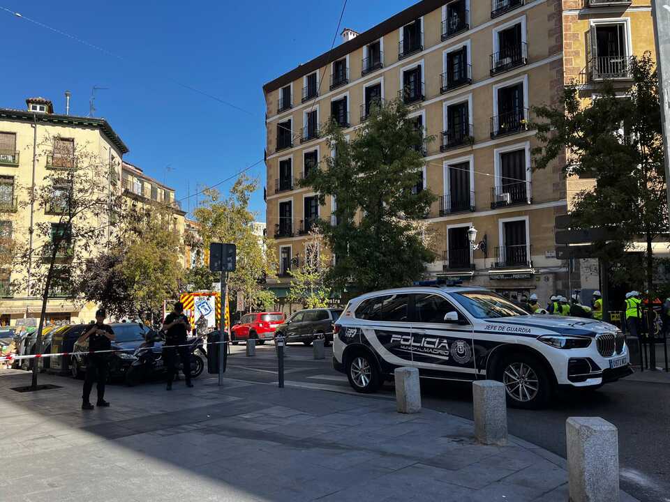 Ocho heridos tras un espectacular derrumbe en una calle de Madrid