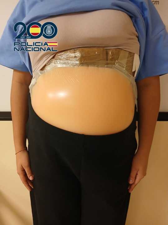 Mujer arrestada en Barajas por fingir un embarazo y tratar de contrabandear cocaína en España
