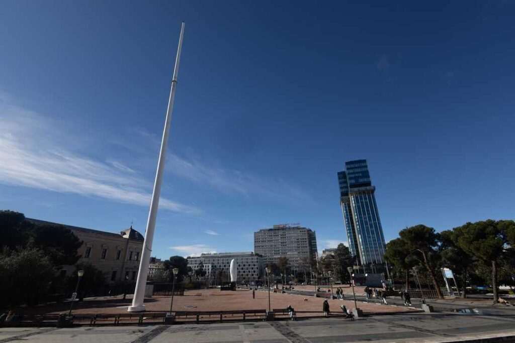 La bandera de España ondea en Colón a pesar de la borrasca Kristin