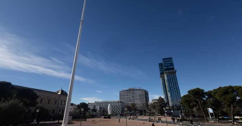 La bandera de España ondea en Colón a pesar de la borrasca Kristin
