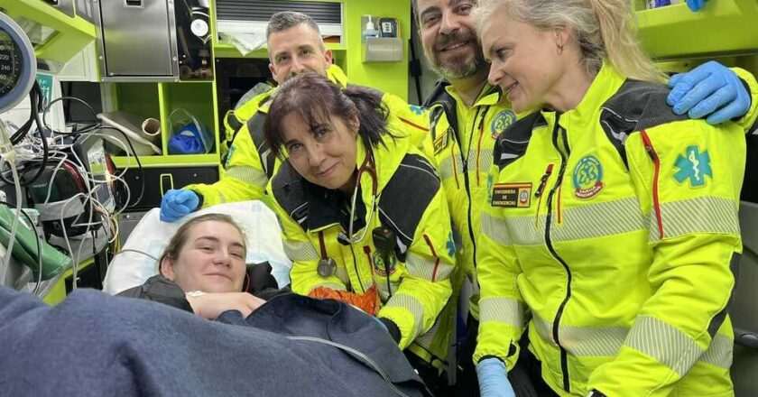 Mujer sorprende al dar a luz en plena calle con la asistencia de emergencias en San Blas