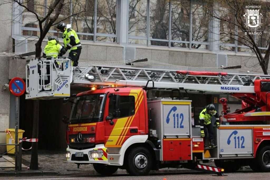 Tres personas heridas leves en un incendio en una casa de Latina