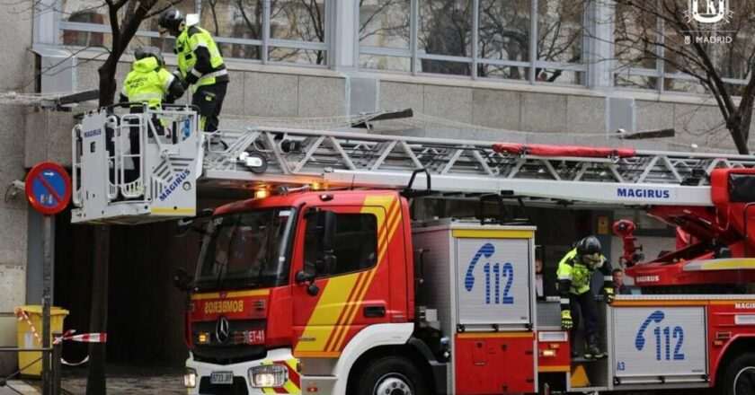 Tres personas heridas leves en un incendio en una casa de Latina