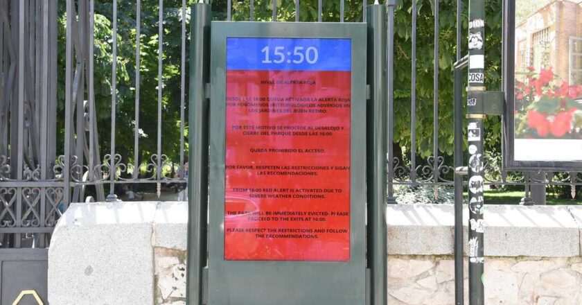 El Retiro y ocho parques cerrados por intensas ráfagas de viento