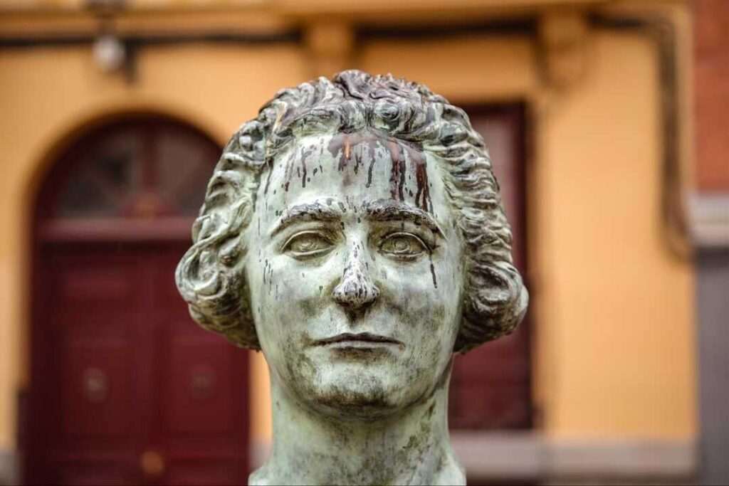 Busto de Clara Campoamor vandalizado en Madrid durante la semana del 8M