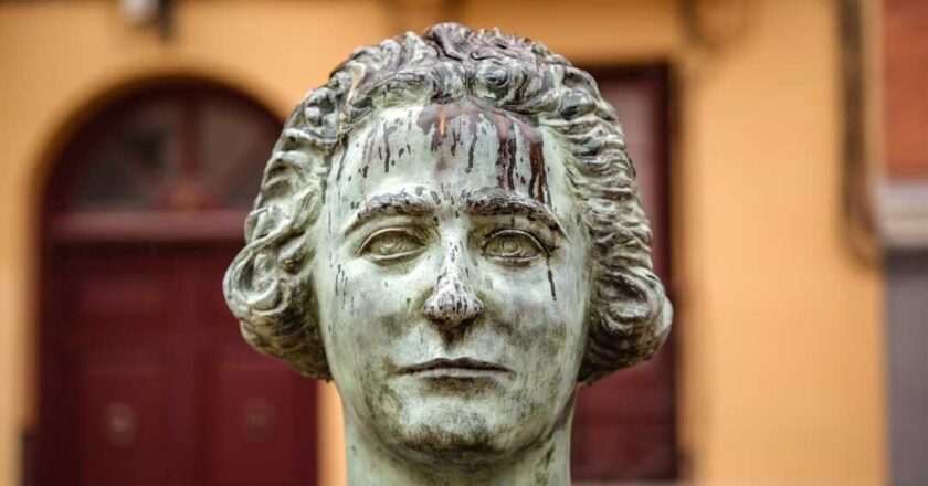 Investigación revela la verdad detrás del daño al busto de Clara Campoamor