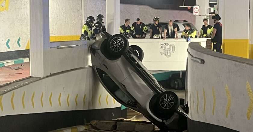 Impactante accidente en el parking de Olavide: coche pierde el control y se desploma al nivel inferior