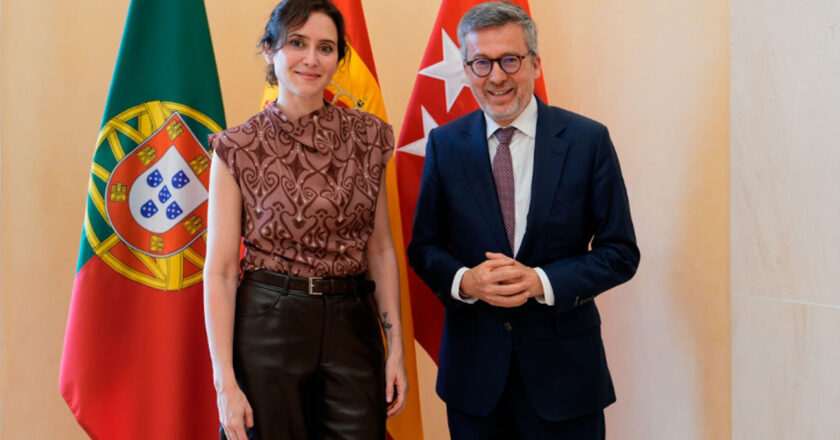 Díaz Ayuso y el Alcalde de Lisboa Fortalecen Relaciones Económicas y Culturales en la Real Casa de Correos