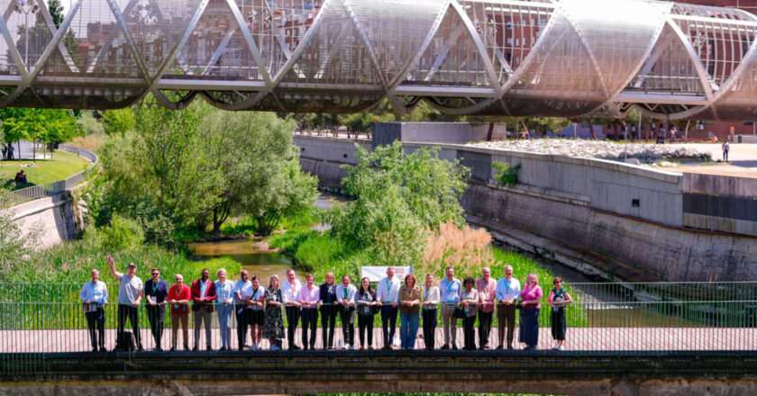 Almeida presenta la innovadora ingeniería de Madrid Río a alcaldes internacionales