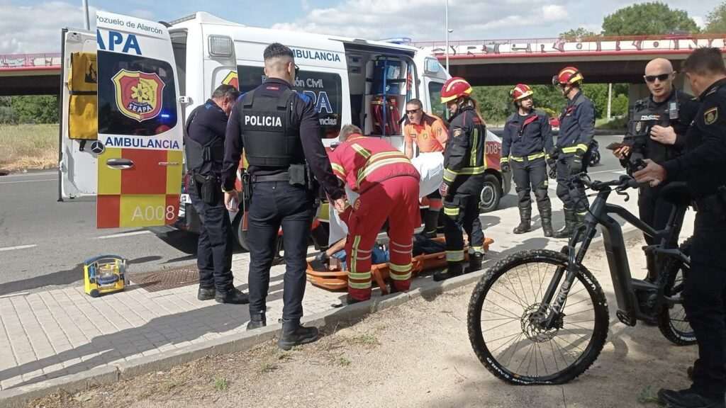 Ciclista Rescatado por Bomberos Tras Caer de un Terraplén de Cuatro Metros en Pozuelo