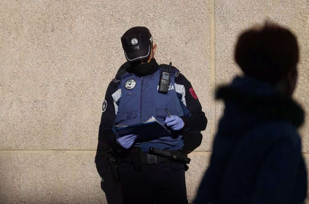 Hombre arrestado en San Blas por agredir a su expareja y poner en riesgo a su bebé en Madrid