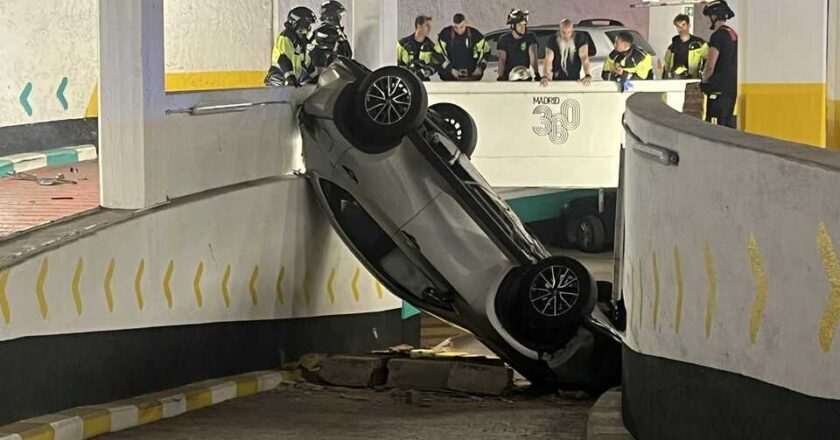 Impactante vuelco de coche en parking de Olavide deja a todos sorprendidos
