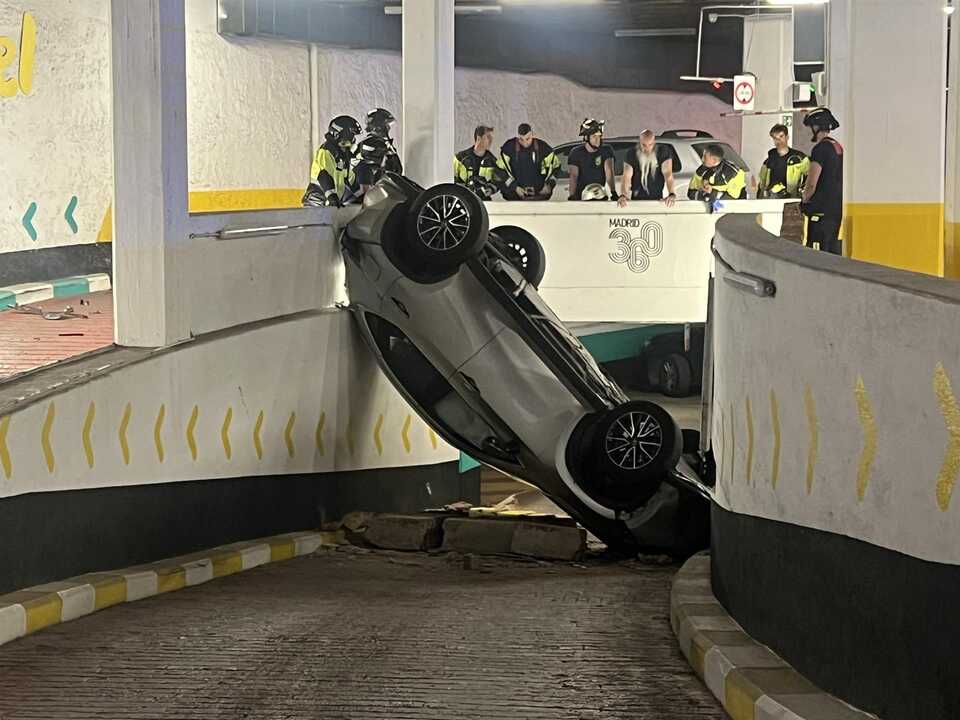 Impactante vuelco de coche en parking de Olavide deja a todos sorprendidos