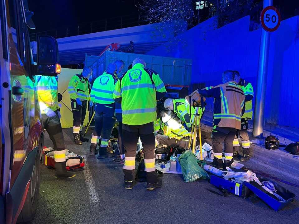 Trágico accidente en Madrid: motorista pierde la vida tras colisión con un camión