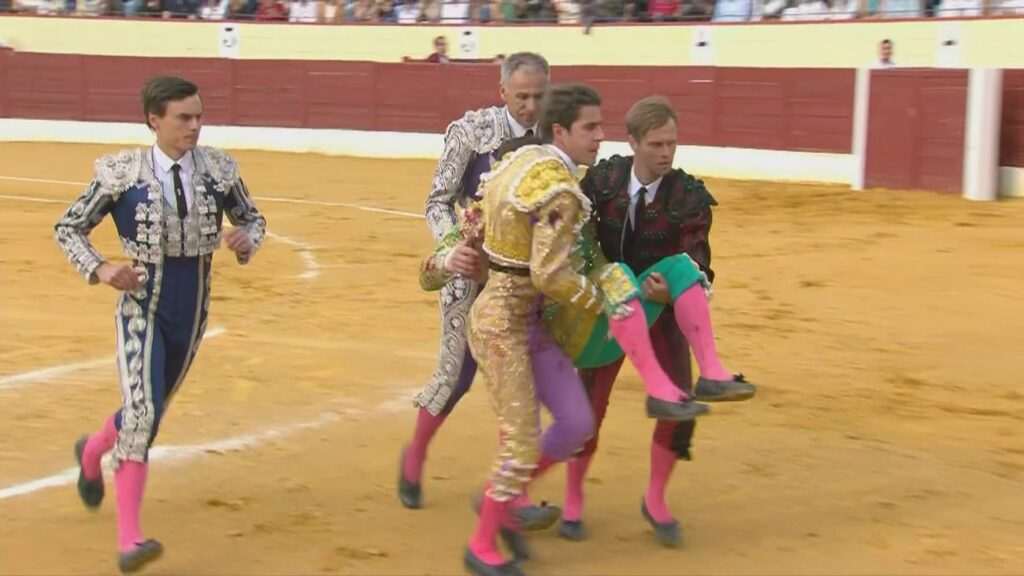 Alberto Durán sufre una lesión en el cuarto toro durante la sexta clasificatoria de la Copa Chenel