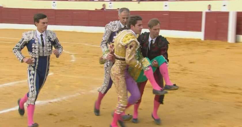Alberto Durán sufre una lesión en el cuarto toro durante la sexta clasificatoria de la Copa Chenel