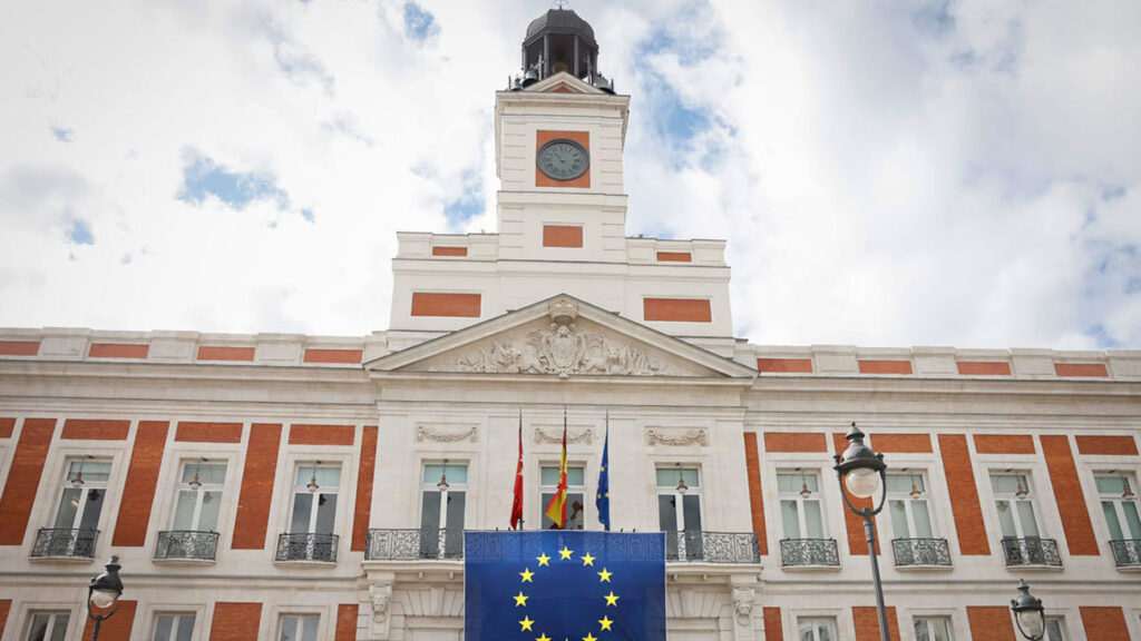 Celebración del Día de Europa: La Bandera de la Unión Europea Adorna la Real Casa de Correos