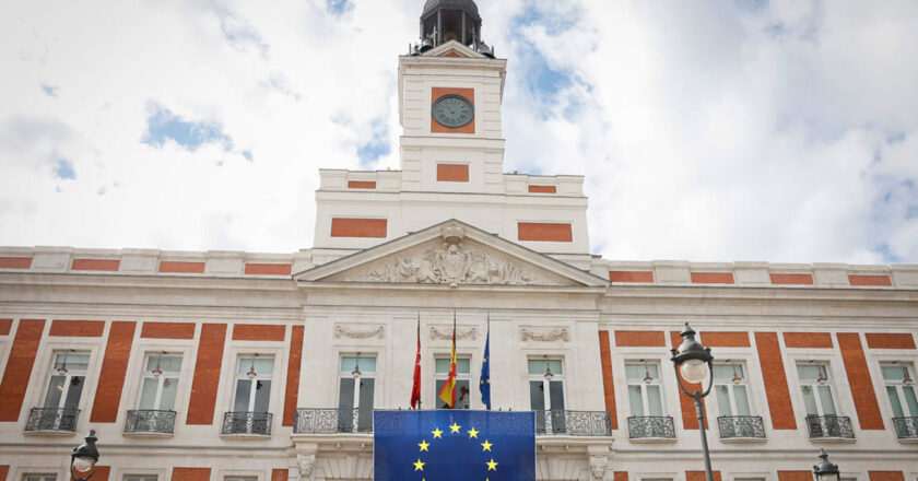 Celebración del Día de Europa: La Bandera de la Unión Europea Adorna la Real Casa de Correos