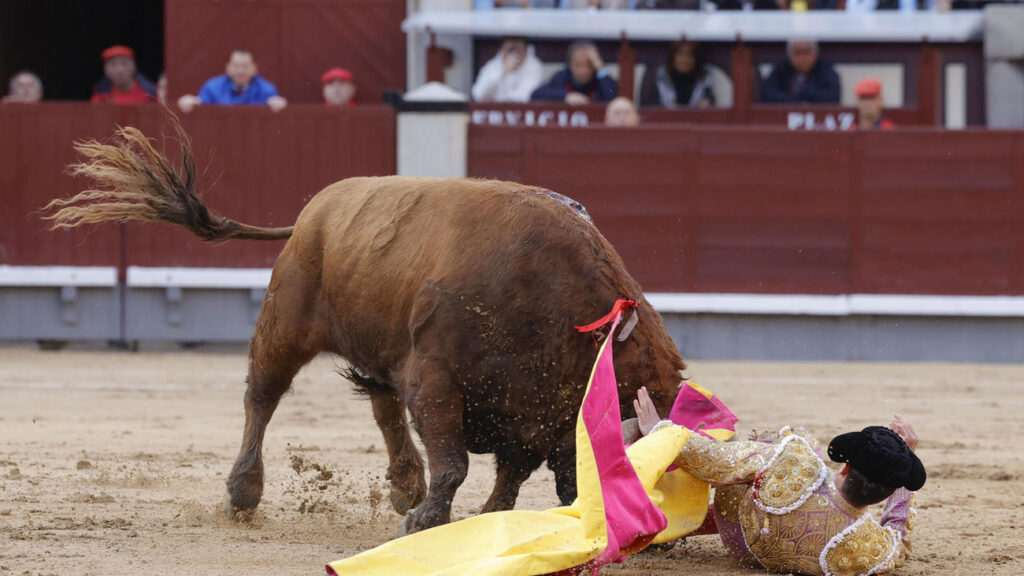 David Galván sufre una lesión durante el quite del tercer toro en la corrida
