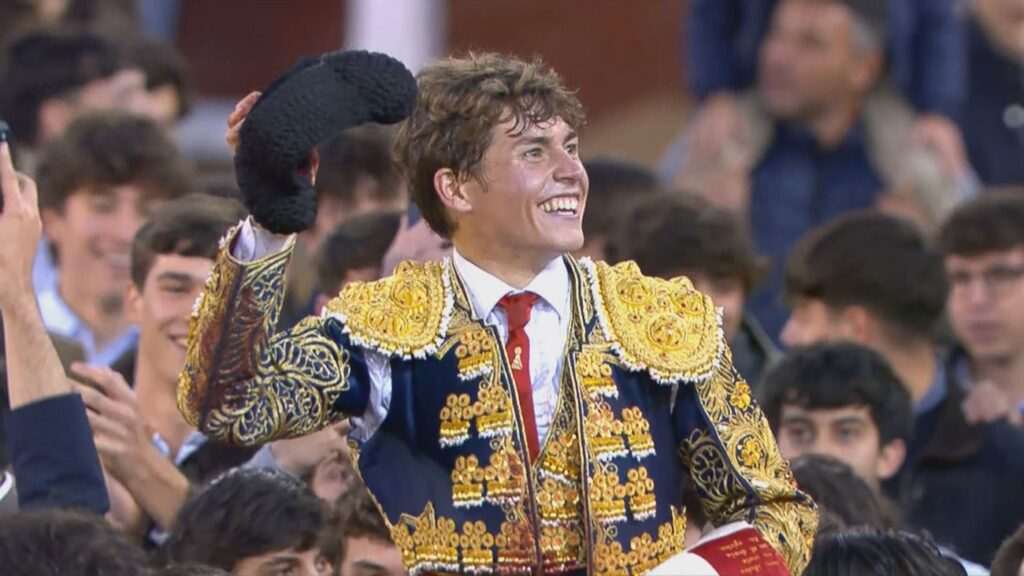 Álvaro Serrano Brilla en Montealto: Puerta Grande en una Espectacular Novillada