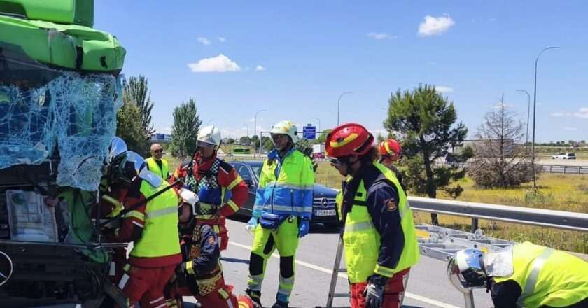 Accidente en San Fernando de Henares: Dos heridos leves tras colisión entre furgoneta y camión