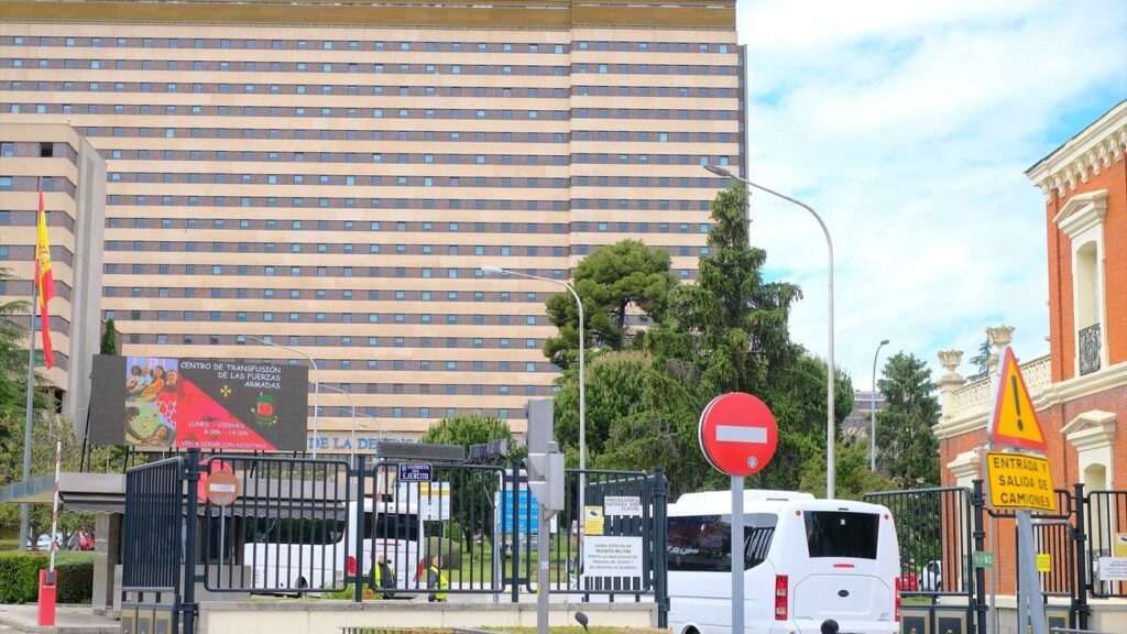 Exdirectiva del Hospital Gómez Ulla Absoltada por Contratar a su Hermana: Detalles del Caso