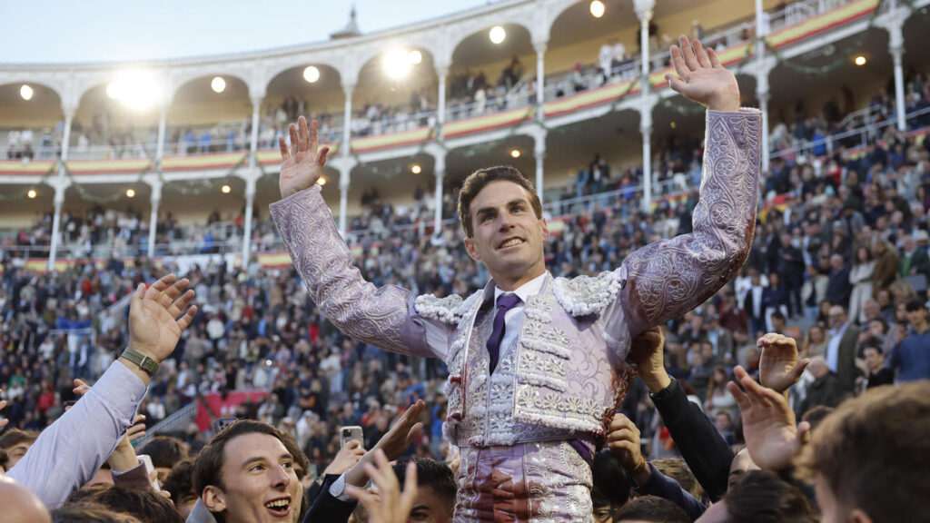 Fernando Adrián Brilla en una Gran Corrida de El Torero y Abre la Puerta Grande