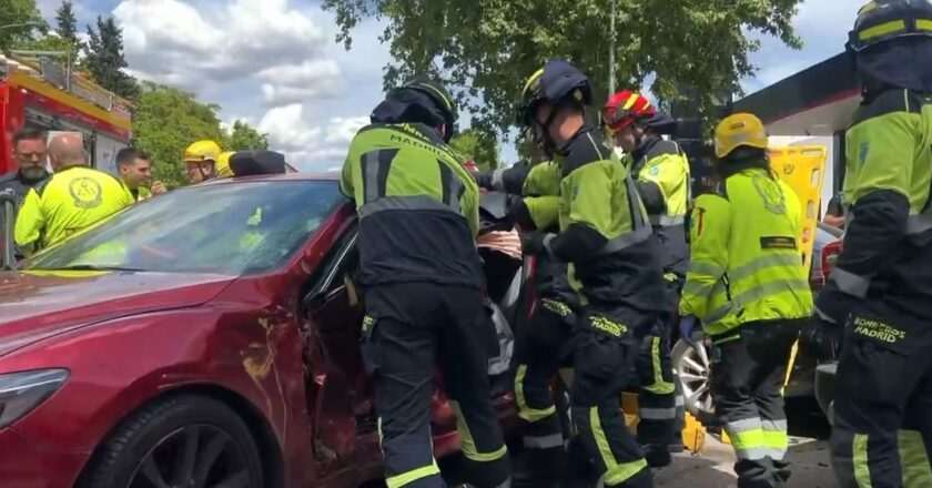 Ocho heridos en espectacular accidente de tráfico en la calle Alcalá: detalles y causas del siniestro