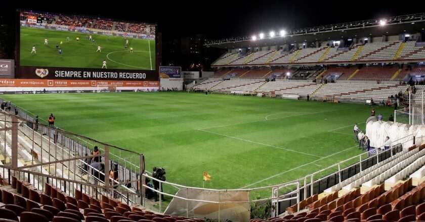 Pantallas Gigantes en el Estadio de Vallecas para Disfrutar de la Final de la Conference League del Rayo Vallecano