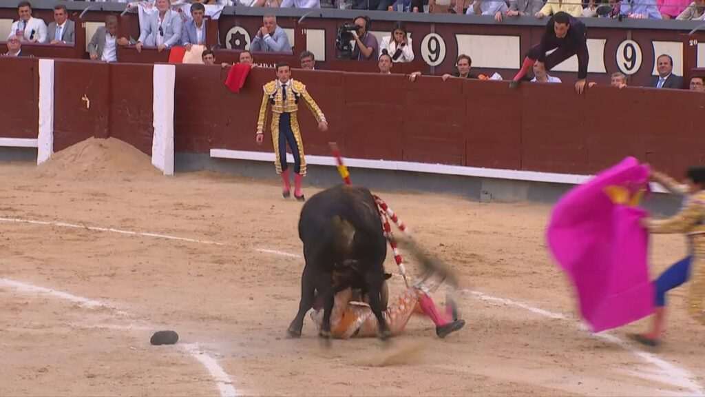 Víctor Manuel Martínez, banderillero, sufre grave accidente en la plaza durante el quinto toro