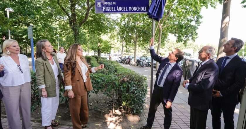 Almeida Inaugura los Jardines de Miguel Ángel Moncholi: Celebrando la Voz de la Tauromaquia en España