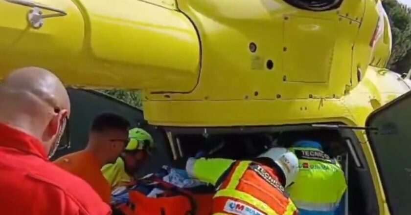Motociclista en estado crítico tras accidente en la M-501 en Navas del Rey: cayó 15 metros fuera de la vía