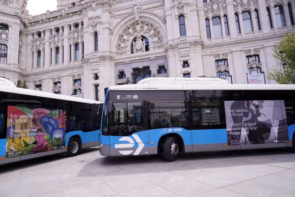 Descubre el arte en el transporte público de Madrid: Celebración del Día de los Museos con autobuses y bicimad