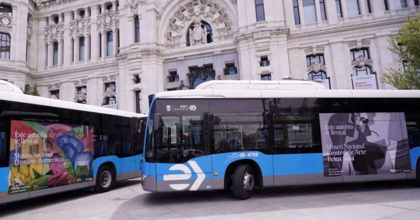 Descubre el arte en el transporte público de Madrid: Celebración del Día de los Museos con autobuses y bicimad